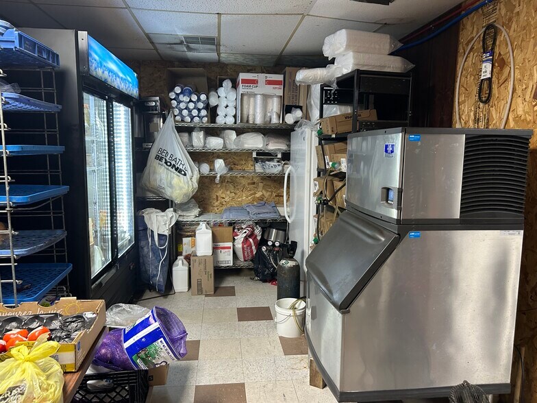 More Photos Of 1110 E 4th St, Ainsworth Restaurant For Sale