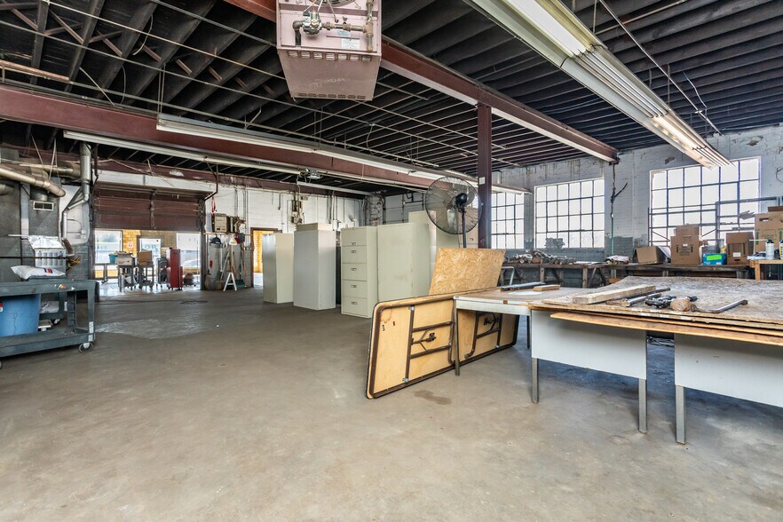 More Photos Of 2726 E Broadway, Alton Flex For Sale