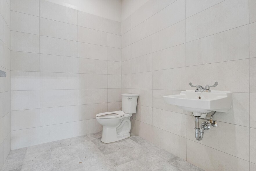 More Photos Of 14525-14570 NW 26th Ave, Opa Locka Manufacturing For Lease