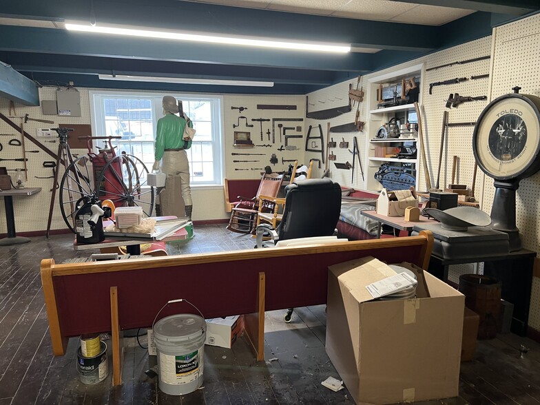 More Photos Of 1110 Dewey St, New Albany Storefront For Sale