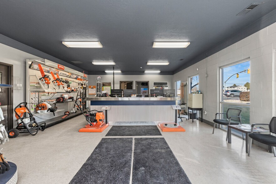 More Photos Of 1299 W State Rd, Pleasant Grove Veterinarian Kennel For Sale