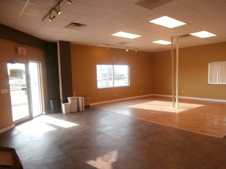 More Photos Of 3221-3225 Parmenter St, Middleton Freestanding For Lease