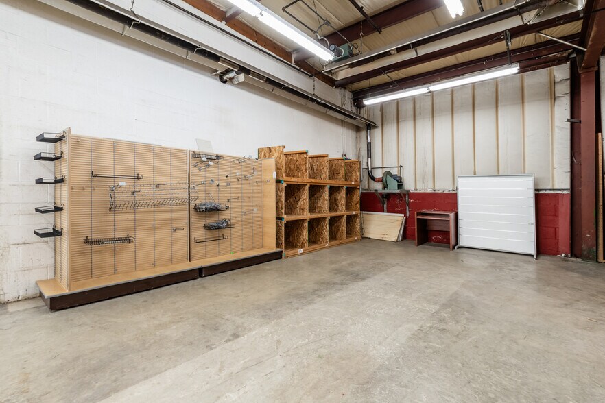 More Photos Of 43 Beaumont St, Zanesville Warehouse For Lease