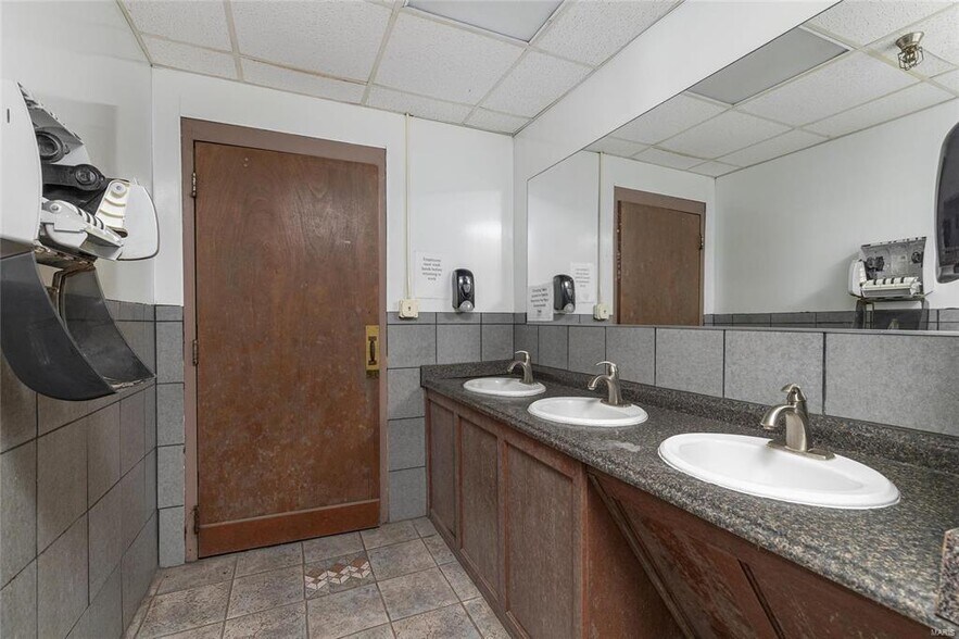 More Photos Of 512 Old Route 66, Saint Robert Showroom For Sale