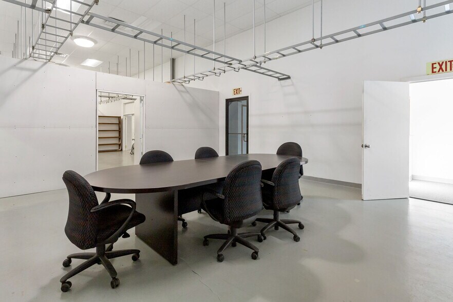 More Photos Of 8424 N HWY 69, Pollok Flex For Sale