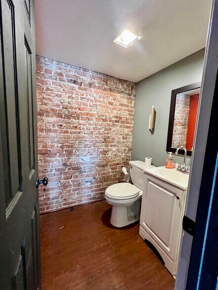 More Photos Of 1529 Grand Blvd, Kansas City Storefront Retail Office For Lease