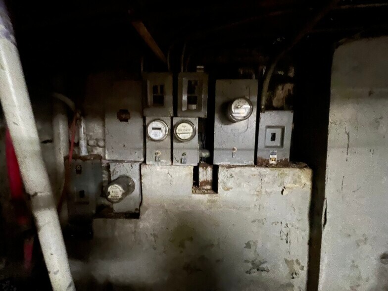 More Photos Of 839 Elizabeth Ave, Elizabeth General Retail For Sale