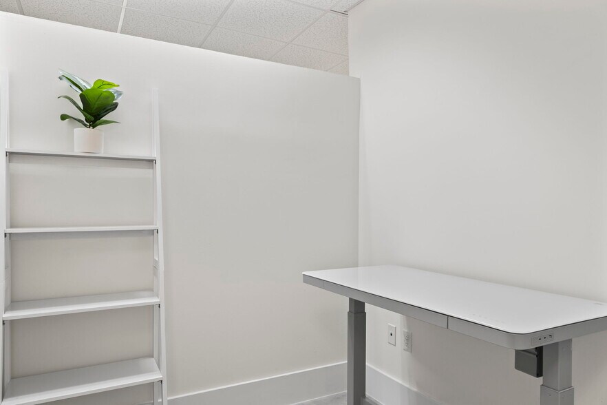 More Photos Of 23150 Fashion Dr, Estero Storefront Retail Office For Lease