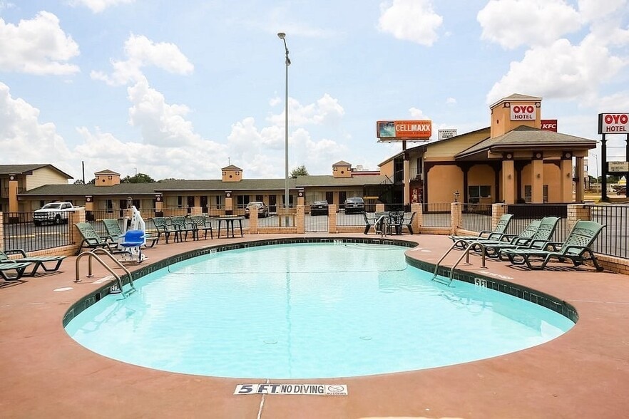 More Photos Of 4012 N State Line Ave, Texarkana Hotel For Sale