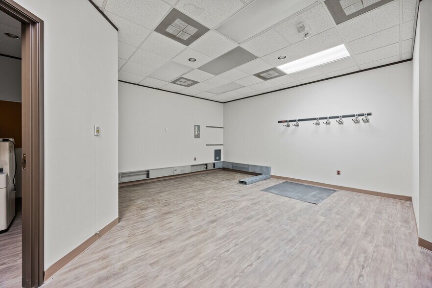 More Photos Of 2710 Western Center Blvd, Fort Worth Medical For Sale