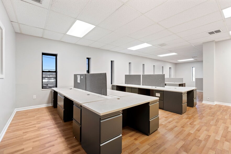 More Photos Of 1293 Clove Rd, Staten Island Office For Lease
