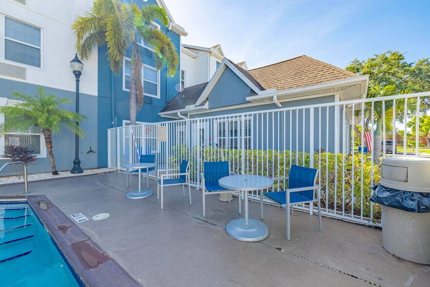 More Photos Of 13200 49th St N, Clearwater Apartments For Lease