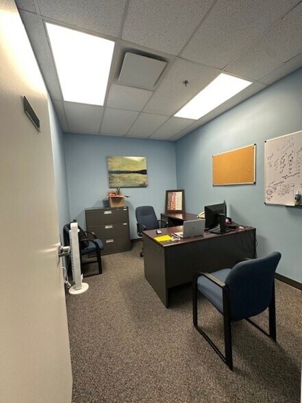 More Photos Of 4170 Lafayette Center Dr, Chantilly Light Distribution For Lease