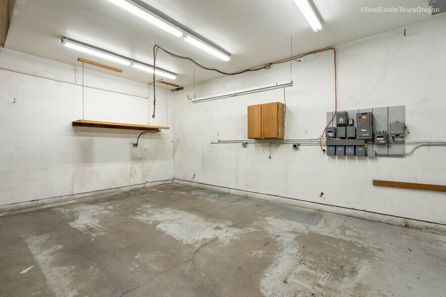 More Photos Of 10791 Oak St NE, Donald Showroom For Sale