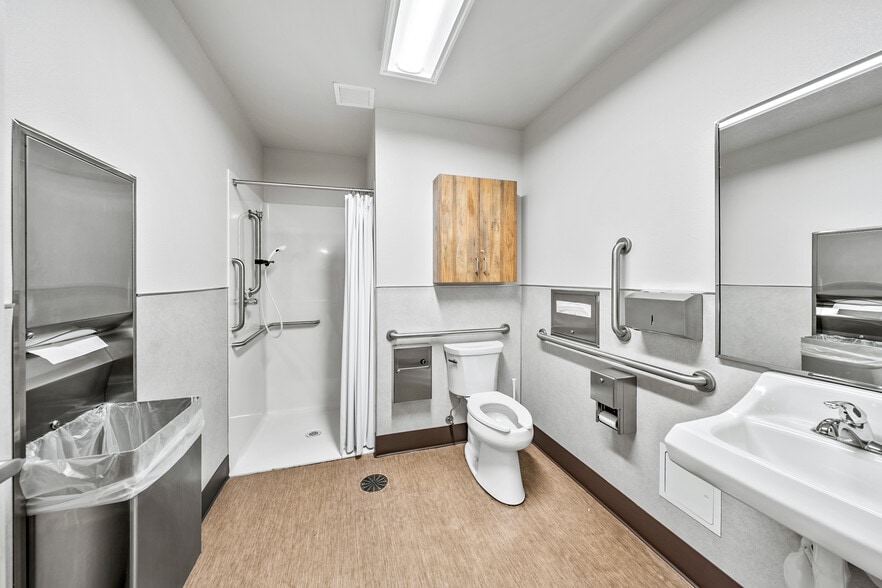 More Photos Of 2166 NW Vine St, Grants Pass Medical For Sale