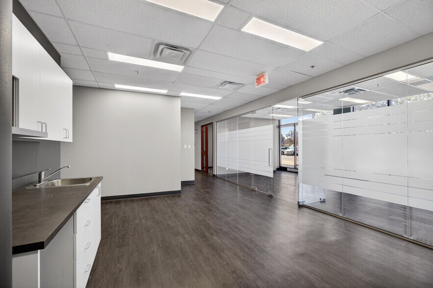 More Photos Of 455 Boul Fénelon, Dorval Medical For Lease