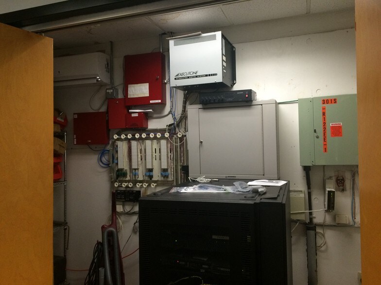 More Photos Of 2915 Gillespie St, Fayetteville Flex For Sale