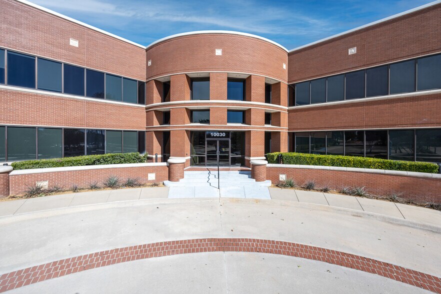 More Photos Of 10030 N MacArthur Blvd, Irving Office Residential For Lease