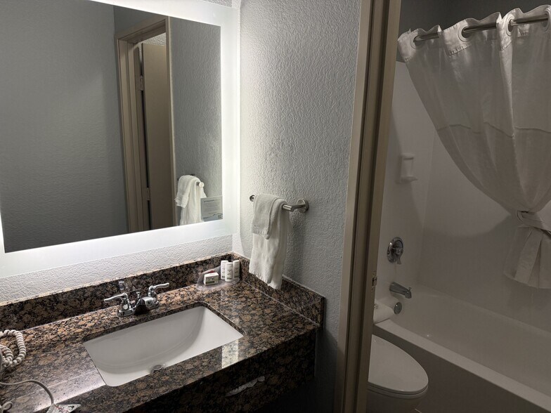 More Photos Of 11 E South Ave, Chippewa Falls Hotel For Sale