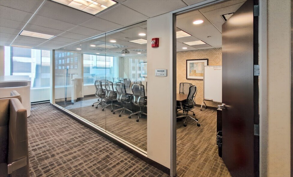 More Photos Of 10 S Riverside Plz, Chicago Office For Lease