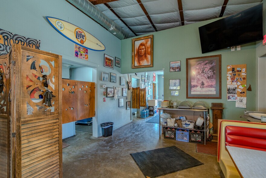 More Photos Of 433 W Smokey Bear Blvd, Capitan Freestanding For Sale