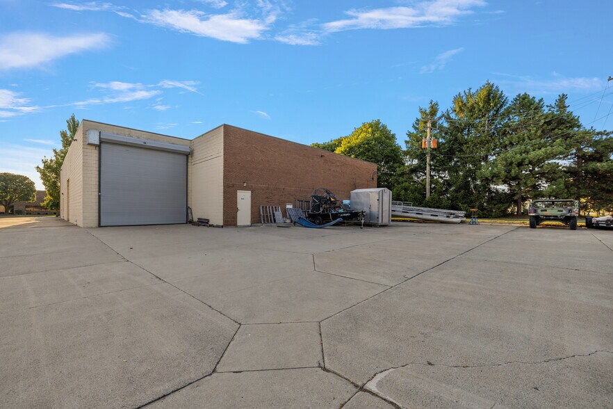 More Photos Of 44468 Reynolds Dr, Clinton Township Manufacturing For Sale