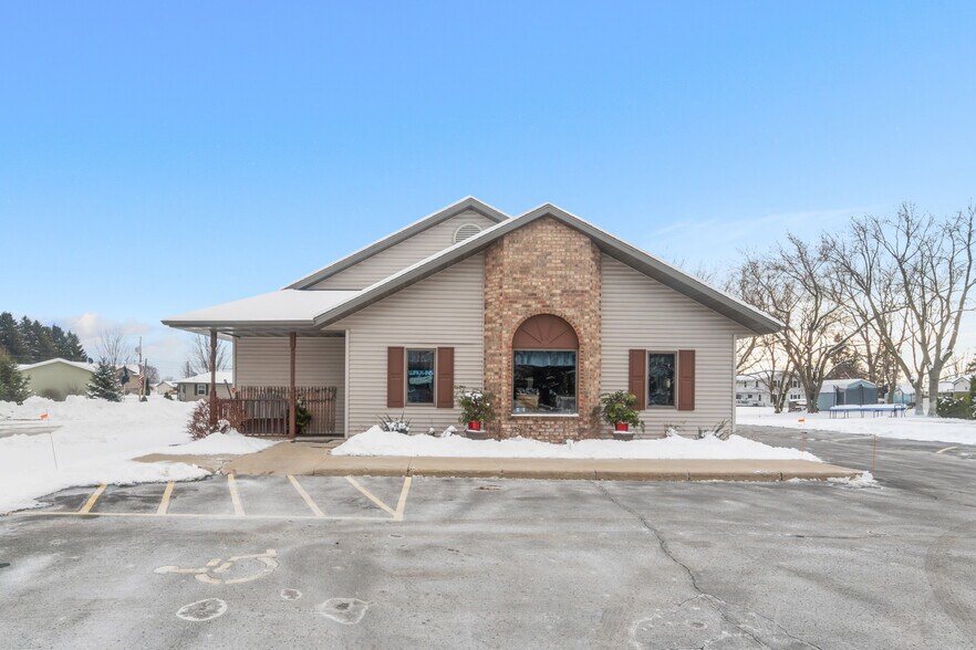 More Photos Of 155 W Menasha Ave, Whitelaw Flex For Sale