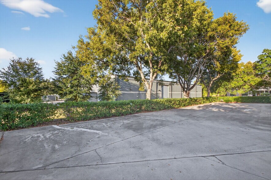 More Photos Of 3097-3117 SE Gran Park Way, Stuart Light Manufacturing For Sale