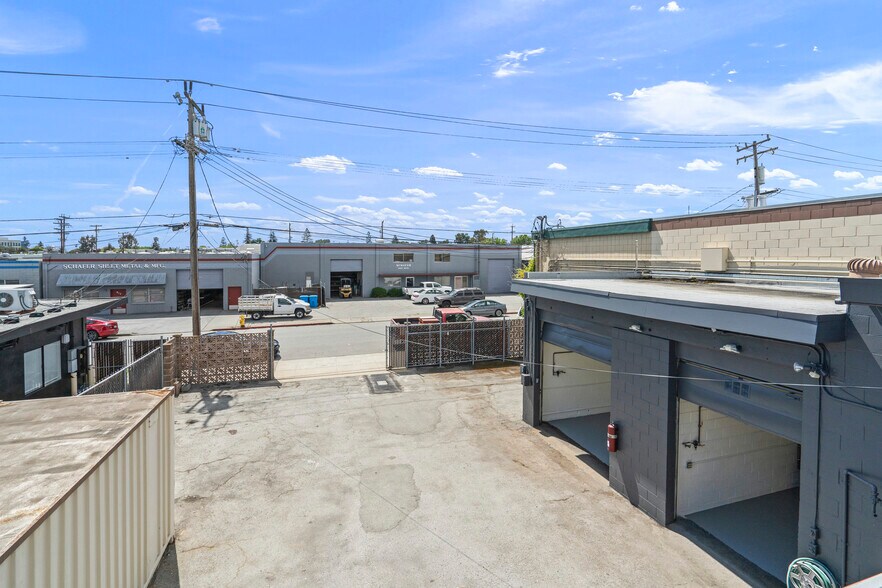 More Photos Of 916 Center St, San Carlos Warehouse For Sale