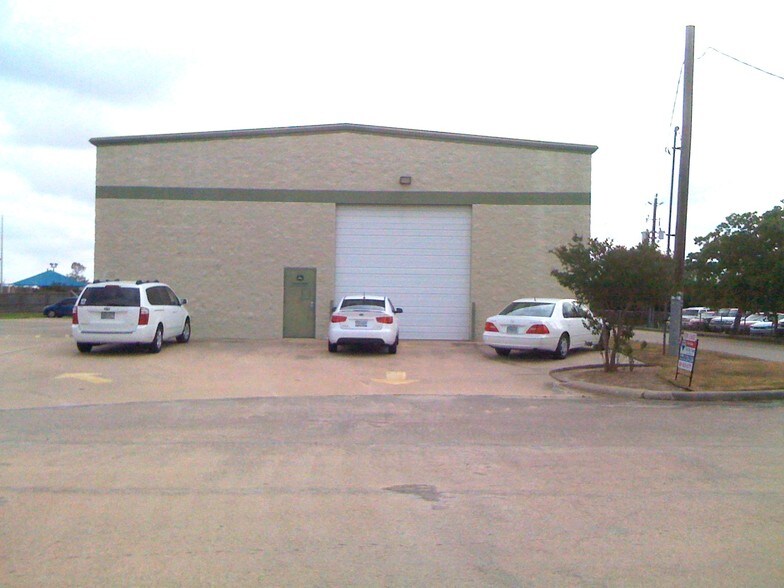 More Photos Of 1561 Live Oak St, Webster Warehouse For Lease