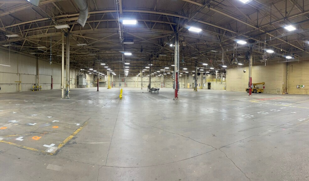 More Photos Of 2510 19th St SW, Mason City Manufacturing For Sale