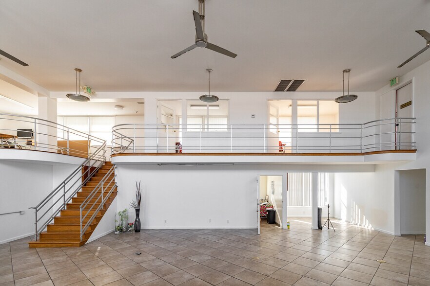 More Photos Of 5223-5245 W San Fernando Rd, Los Angeles Showroom For Lease