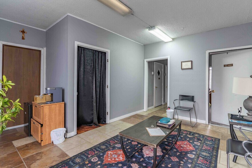 More Photos Of 120 S Commercial Ave, Farmington Office For Sale