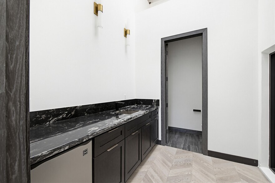 More Photos Of 4041 Wilshire Blvd, Los Angeles Office For Lease