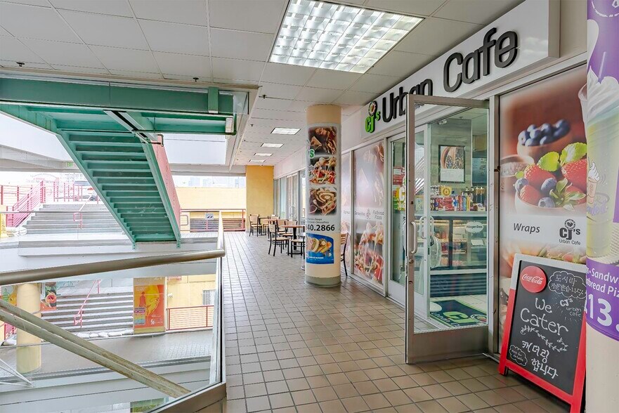 More Photos Of 1015 Crocker St, Los Angeles Storefront For Lease