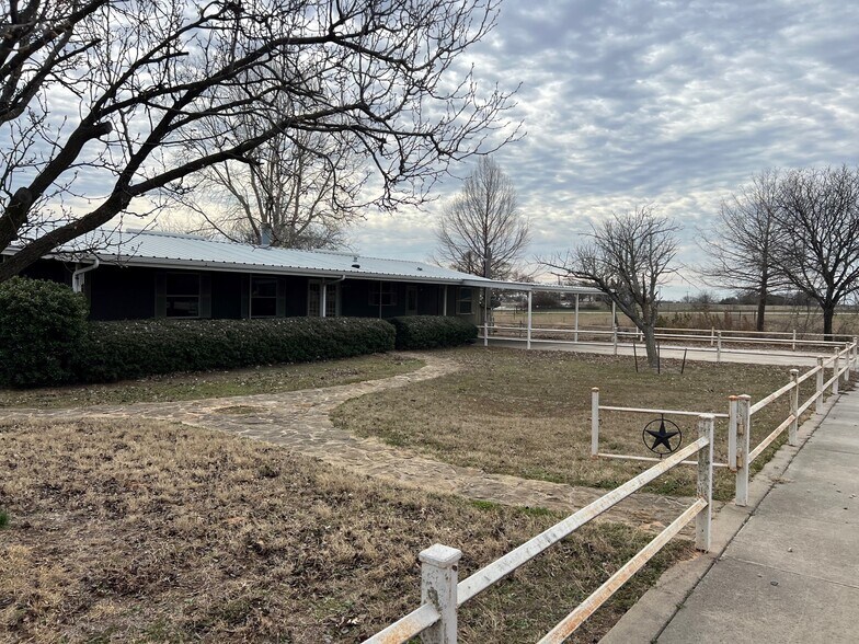 More Photos Of 500 Dennis Rd, Weatherford Flex For Lease