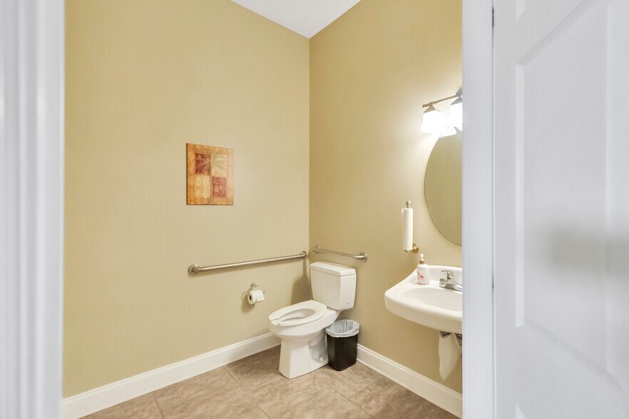 More Photos Of 121 SE Hernando Ave, Lake City Office For Sale