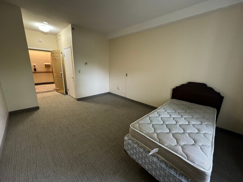 More Photos Of 725 Gibralter St, Norfolk Flex For Sale