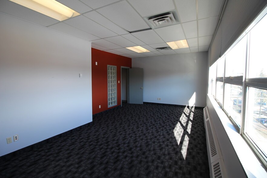 More Photos Of 515 7 St S, Lethbridge Office For Lease