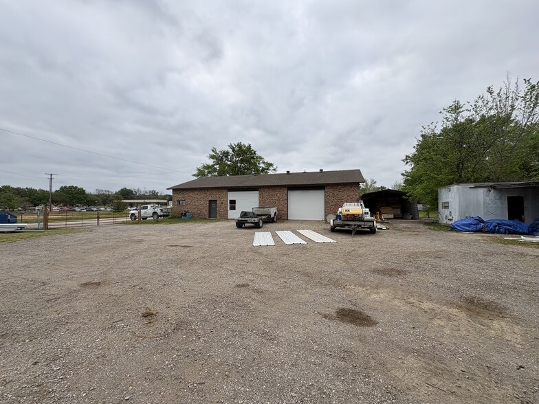 More Photos Of 300 Aspen ln, Van Flex For Sale