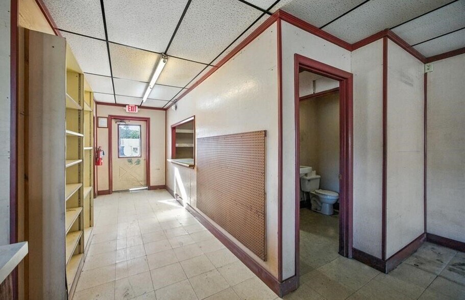 More Photos Of 136 Lake St, Penn Yan Freestanding For Lease