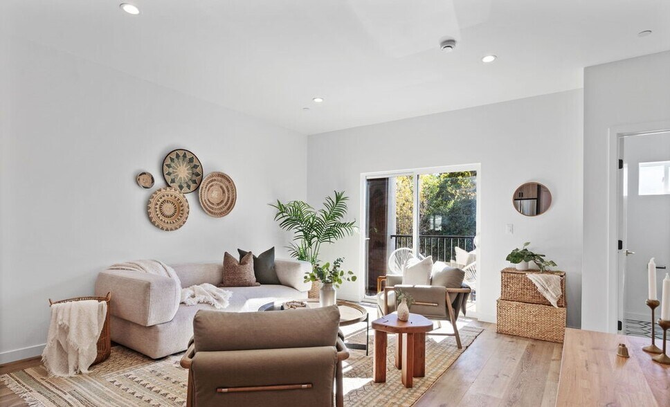 More Photos Of 10821 Hartsook St, North Hollywood Apartments For Sale