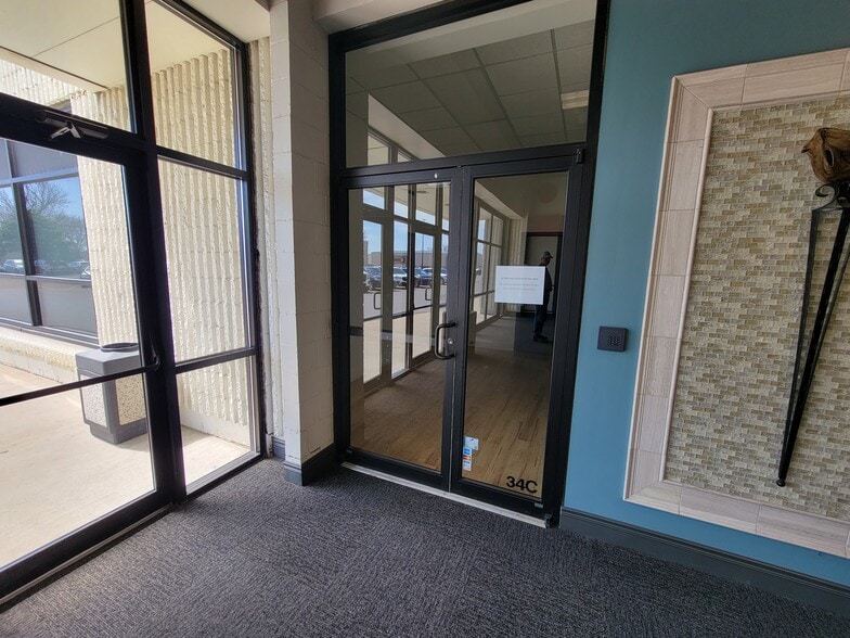 More Photos Of 2101-2120 W 41st St, Sioux Falls General Retail For Lease