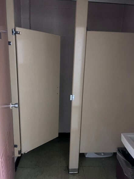 More Photos Of 4900 Frolich Ln, Hyattsville Warehouse For Lease