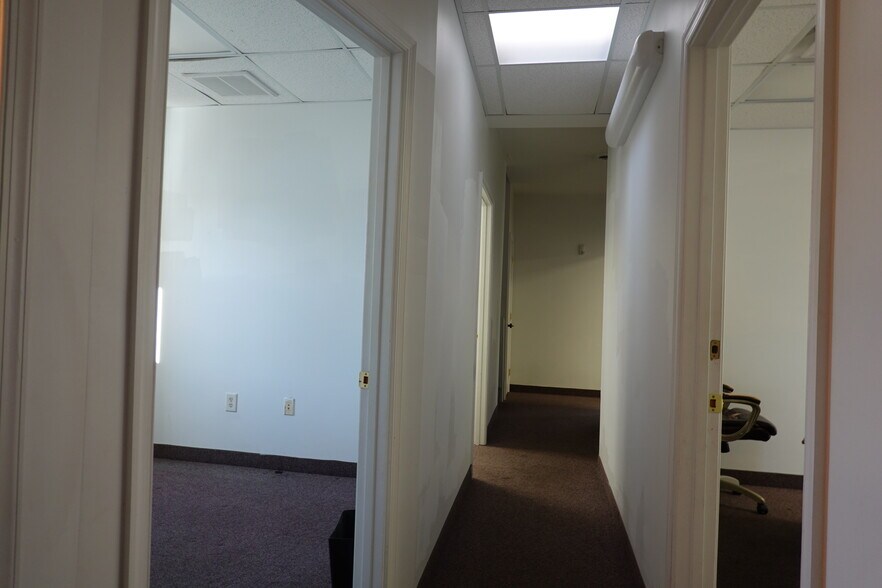 More Photos Of 100 Bridge St, Hampton Office For Lease