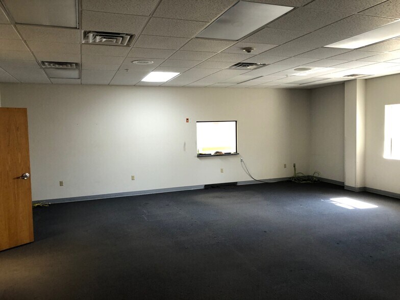 More Photos Of 2720 Shepherd Of The Hills Expy, Branson Office For Lease