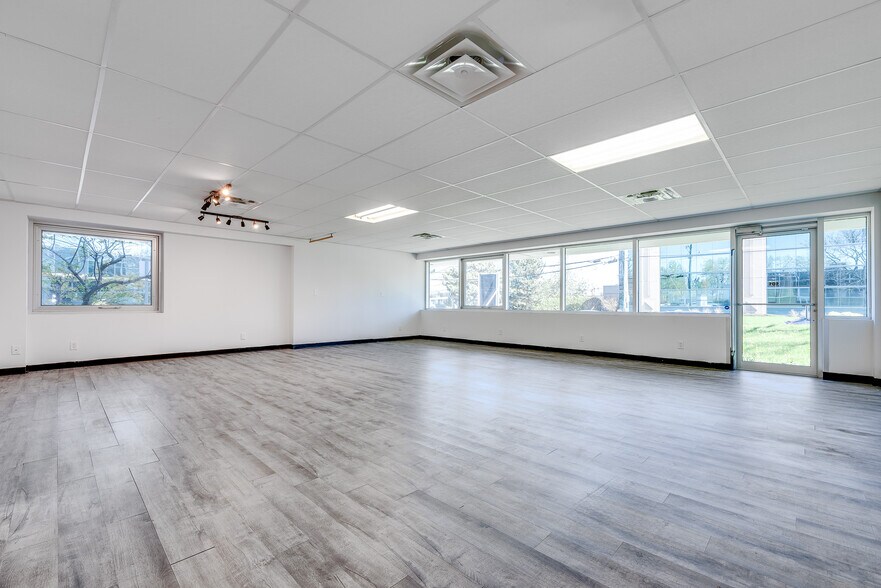 More Photos Of 17 Fitzgerald Rd, Ottawa Flex For Lease