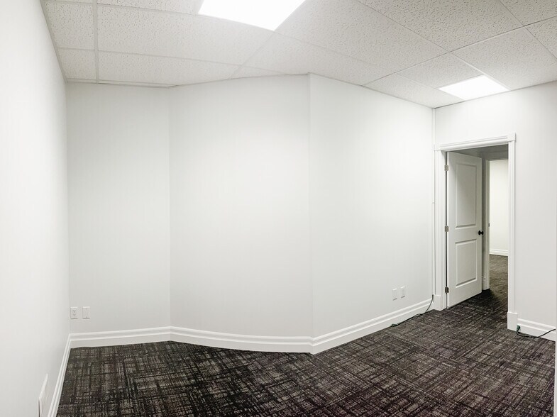 More Photos Of 1124 Gainsborough Rd, London Office For Lease