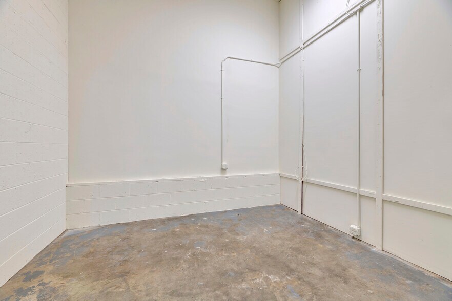 More Photos Of 2213 Ogletown Rd, Newark Warehouse For Lease