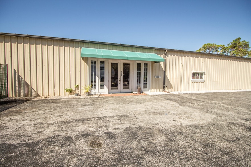 More Photos Of 870-874 NE Pop Tilton Pl, Jensen Beach Warehouse For Lease